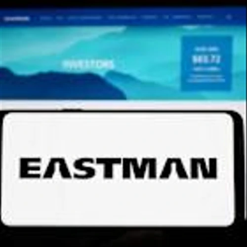 Is Eastman Chemical Stock Underperforming the S&P 500?